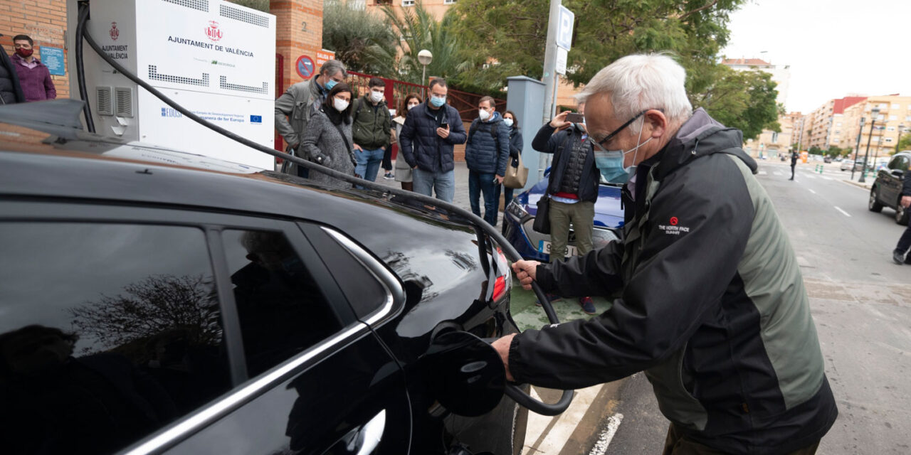 València pone en funcionamiento tres puntos de recarga rápida de vehículos eléctricos en la vía pública