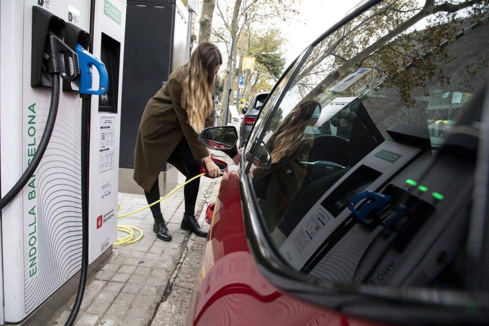 Barcelona cobrará a los vehículos eléctricos por recargar en puntos públicos