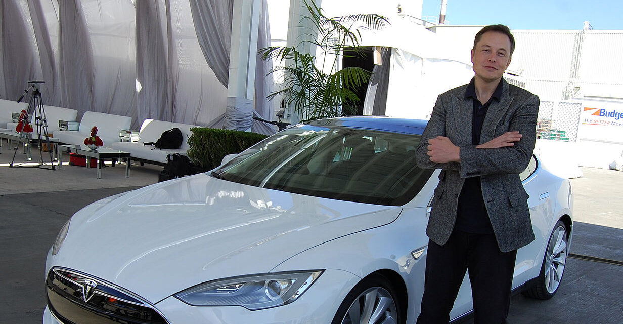 Elon Musk anuncia que ya es posible comprar un Tesla con bitcóin