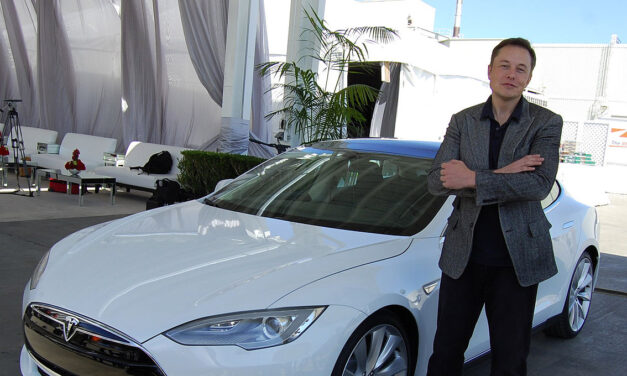 Elon Musk anuncia que ya es posible comprar un Tesla con bitcóin