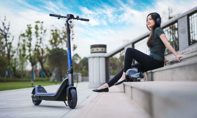 La marca de scooters eléctricos NIU lanza su primer patinete eléctrico