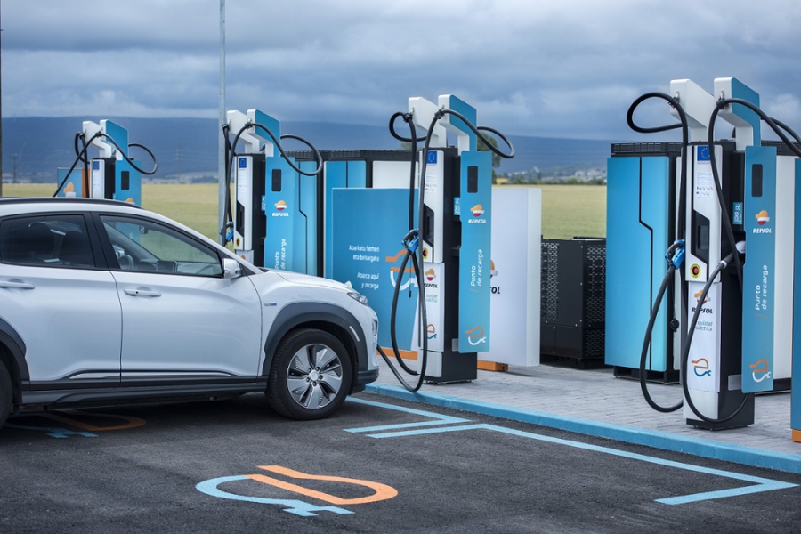 Repsol adquiere la red de recarga para coches eléctricos de Ibil