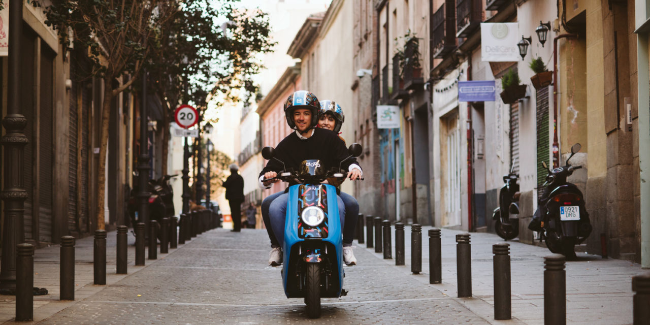 Movo comienza a operar en Barcelona con sus motos eléctricas